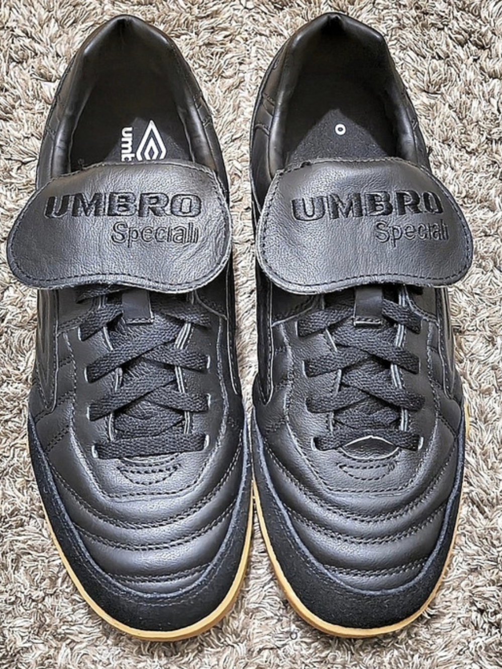 Umbro Speciali Pro IC Indoor Soccer Sneakers Black & White US 8